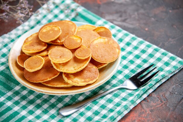 Kostenloses Foto nahaufnahme von leckeren pfannkuchen und gabel auf handtuch