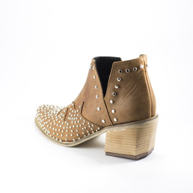 Nahaufnahme von Leder hochhackigen weiblichen braunen Schuh mit Metallteilen verziert