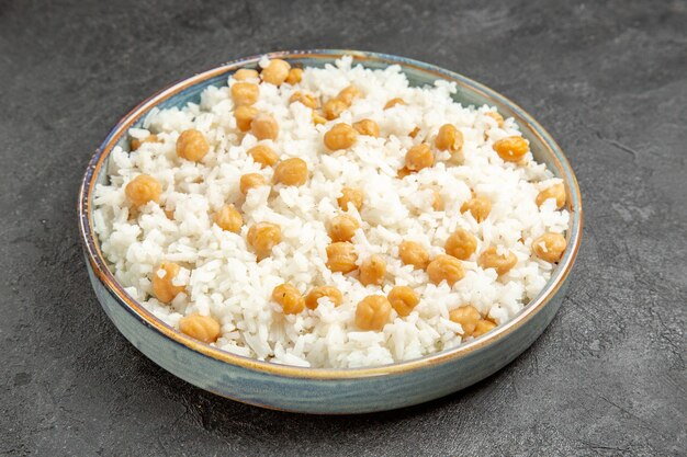 Nahaufnahme von leicht hergestellten Erbsen- und Reismahlzeit zum Abendessen bei Dunkelheit