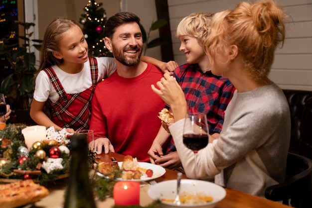 Nahaufnahme von Leuten, die das Weihnachtsessen genießen