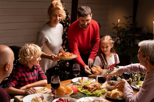 Nahaufnahme von Leuten, die das Weihnachtsessen vorbereiten