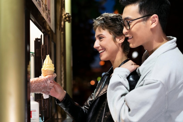 Nahaufnahme von Leuten, die Eis kaufen