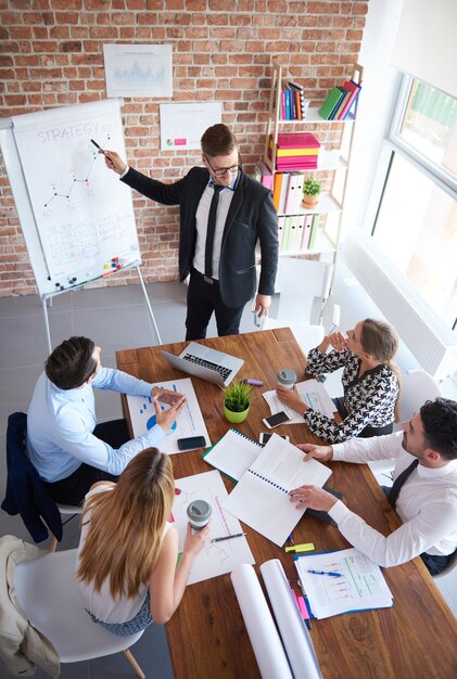 Nahaufnahme von Leuten, die im Büro arbeiten