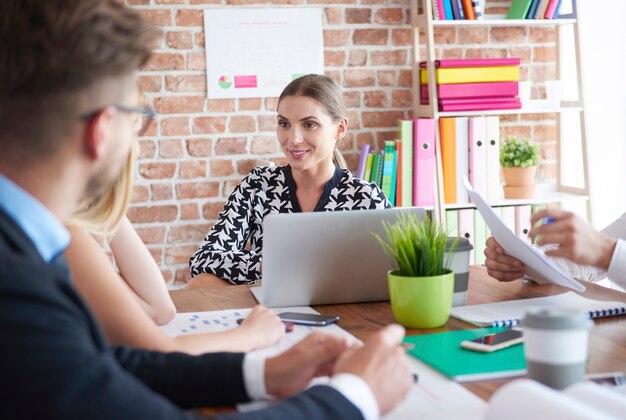 Nahaufnahme von Leuten, die im Büro arbeiten