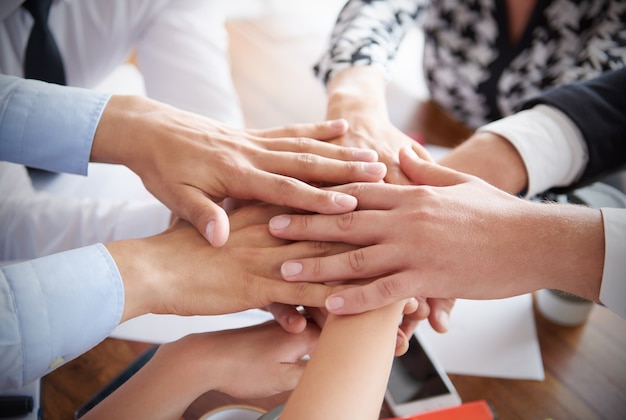 Nahaufnahme von Leuten, die im Büro arbeiten