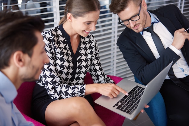 Nahaufnahme von leuten, die im büro arbeiten