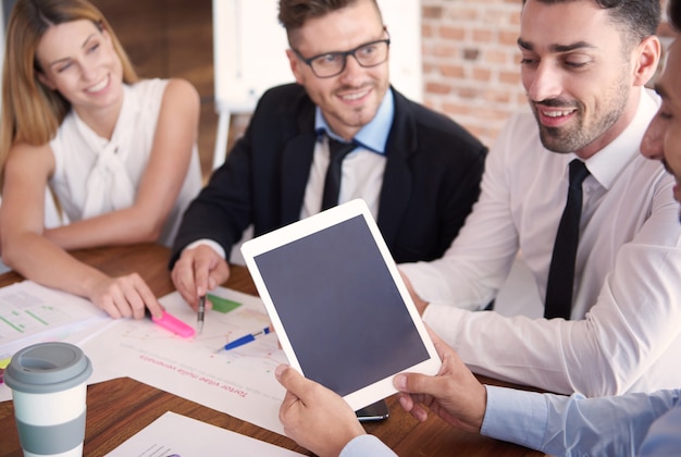 Nahaufnahme von Leuten, die im Büro arbeiten