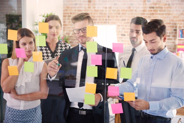 Kreatives Brainstorming in einer flachen Hierarchie