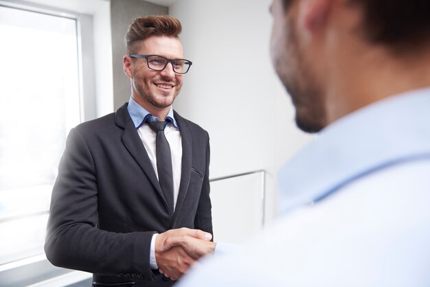 Nahaufnahme von Leuten, die im Büro arbeiten