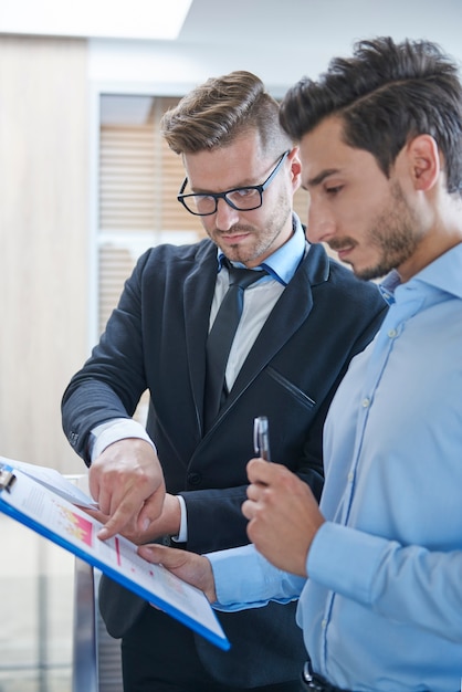 Nahaufnahme von Leuten, die im Büro arbeiten