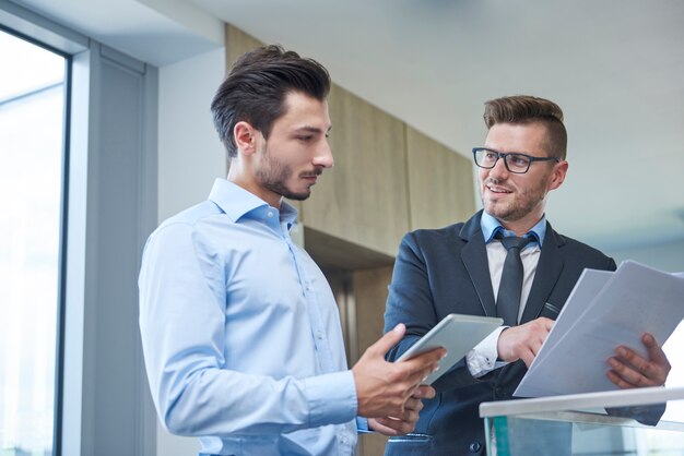 Nahaufnahme von Leuten, die im Büro arbeiten