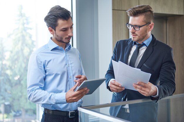 Nahaufnahme von Leuten, die im Büro arbeiten