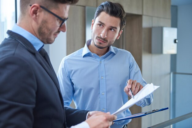 Nahaufnahme von Leuten, die im Büro arbeiten