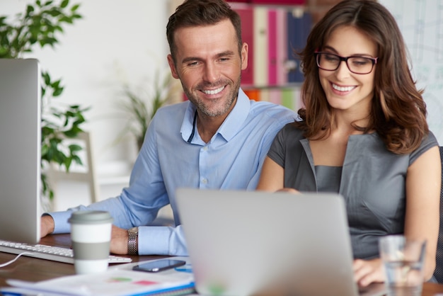 Nahaufnahme von Leuten, die im Büro arbeiten