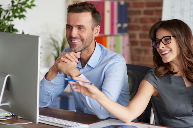 Nahaufnahme von Leuten, die im Büro arbeiten