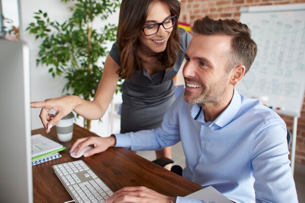 Nahaufnahme von Leuten, die im Büro arbeiten