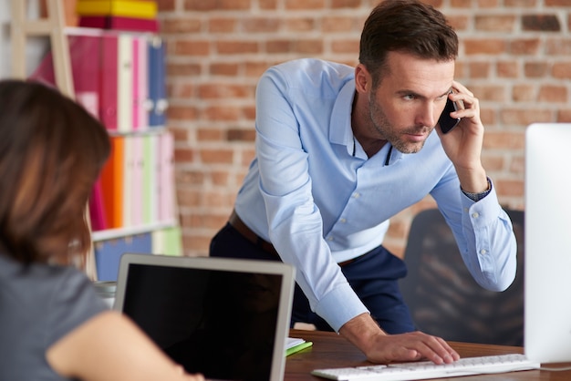 Nahaufnahme von Leuten, die im Büro arbeiten