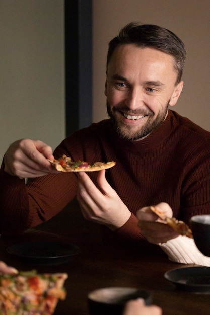 Nahaufnahme von Leuten, die in der Pause essen