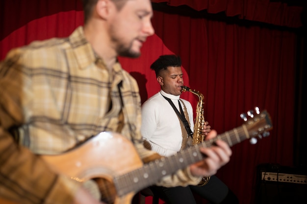 Kostenloses Foto nahaufnahme von leuten, die musik auf der bühne spielen