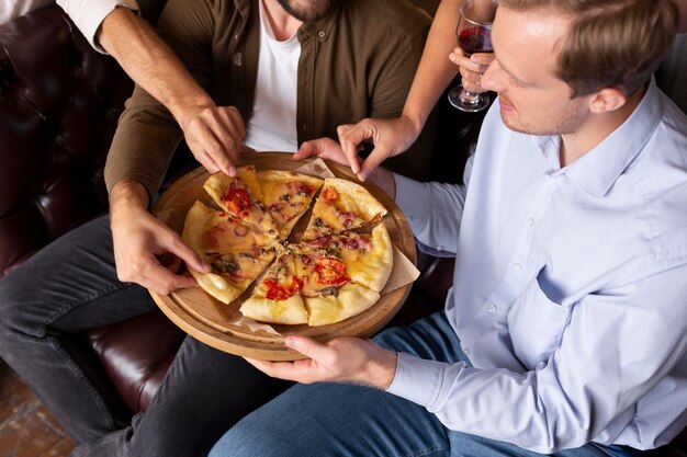 Nahaufnahme von Leuten, die Pizza essen?