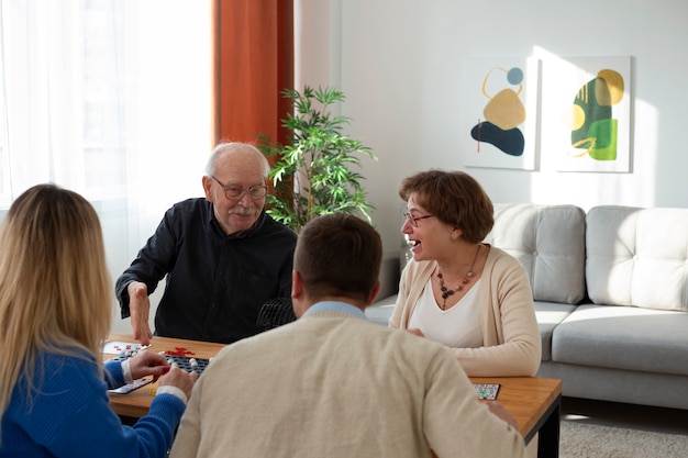 Nahaufnahme von Leuten, die zusammen Bingo spielen