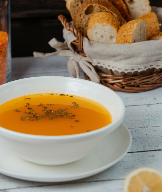 Nahaufnahme von Linsensuppe in Schüssel mit Brot serviert