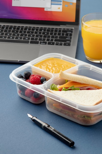 Kostenloses Foto nahaufnahme von lunchboxen mit leckerem essen