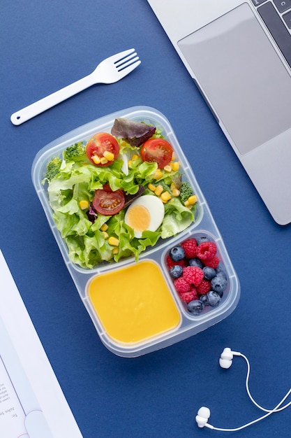 Kostenloses Foto nahaufnahme von lunchboxen mit leckerem essen
