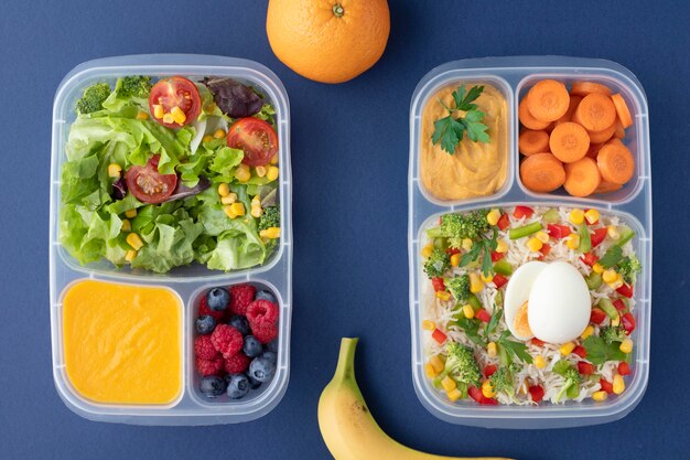 Nahaufnahme von Lunchboxen mit leckerem Essen