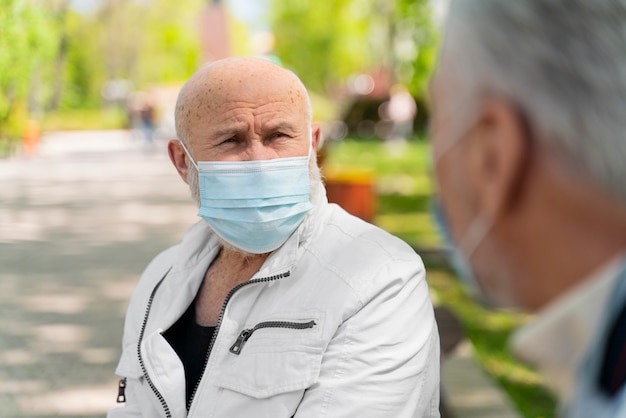 Nahaufnahme von Männern mit Masken