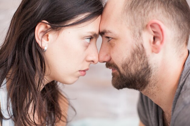 Nahaufnahme von Mann und Frau, die sich morgens in die Augen schauen.