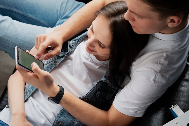 Nahaufnahme von Mann und Frau mit Telefon