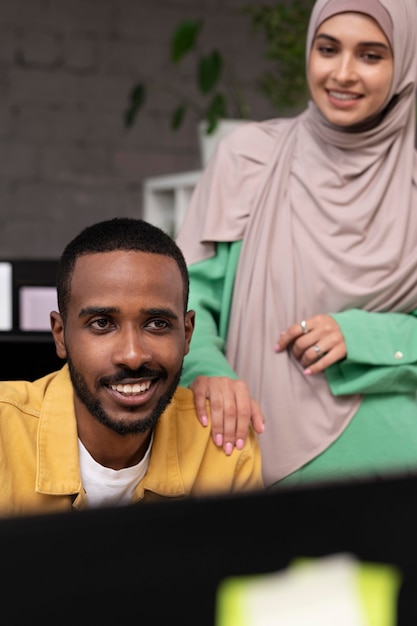 Nahaufnahme von Menschen, die auf den Computer schauen