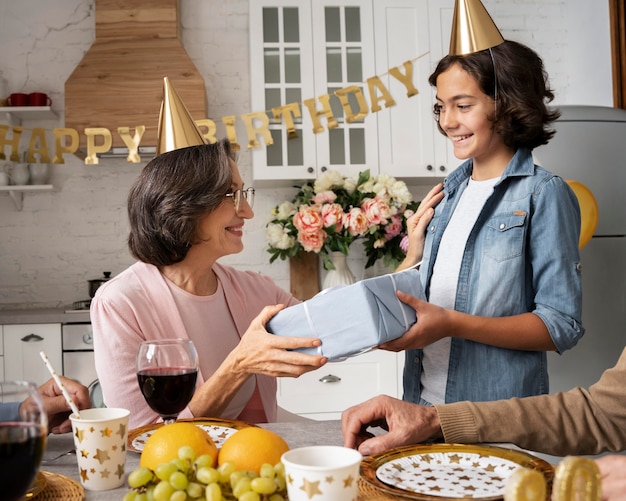 Nahaufnahme von Menschen, die Geburtstag feiern