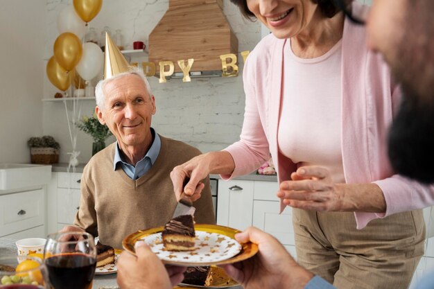 Nahaufnahme von Menschen, die Geburtstag feiern