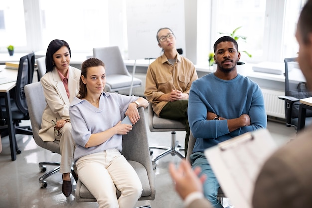 Nahaufnahme von Menschen, die im Büro lernen