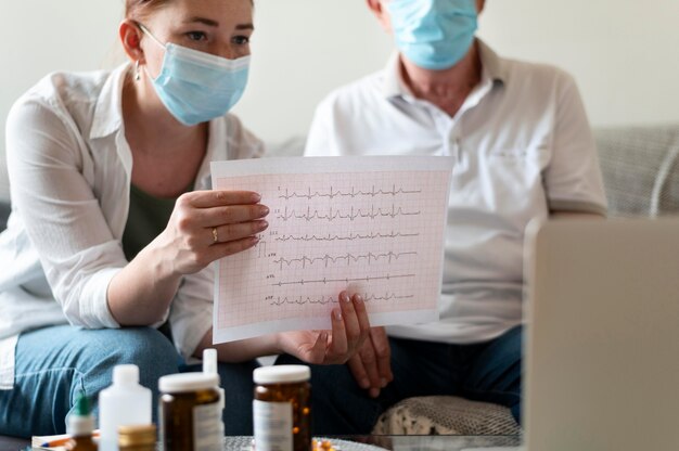 Nahaufnahme von Menschen, die in Innenräumen Masken tragen