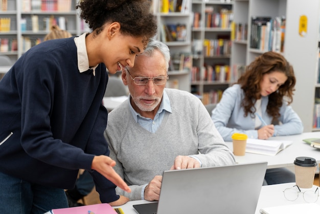 Kostenloses Foto nahaufnahme von menschen, die mit laptop studieren