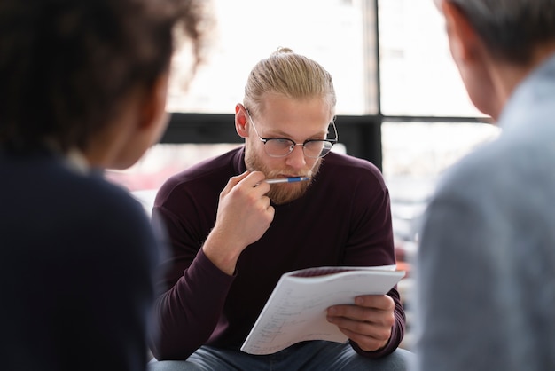 Kostenloses Foto nahaufnahme von menschen, die mit notebook studieren