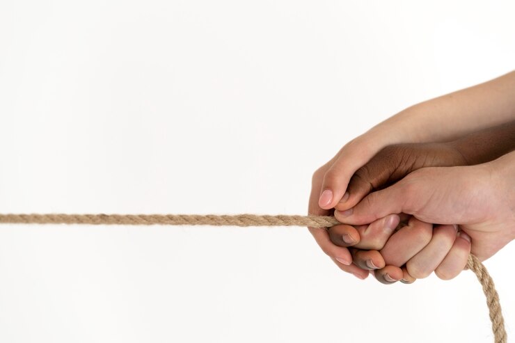 Kostenlose Foto nahaufnahme von menschen, die sich durch die hände verbinden