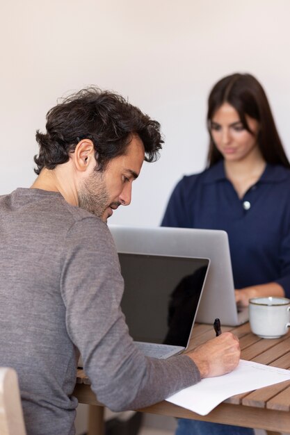 Nahaufnahme von Menschen, die von zu Hause aus arbeiten