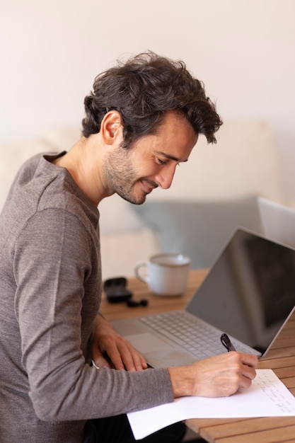 Nahaufnahme von Menschen, die von zu Hause aus arbeiten