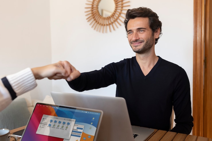 Kostenlose Foto nahaufnahme von menschen, die von zu hause aus arbeiten