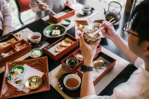 Nahaufnahme von Menschen, die zusammen essen