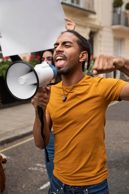 Nahaufnahme von Menschen, die zusammen mit Megaphon protestieren