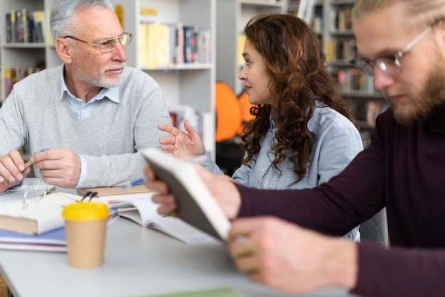 Nahaufnahme von Menschen, die zusammen studieren