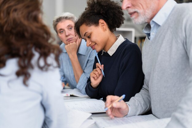 Nahaufnahme von Menschen, die zusammen studieren