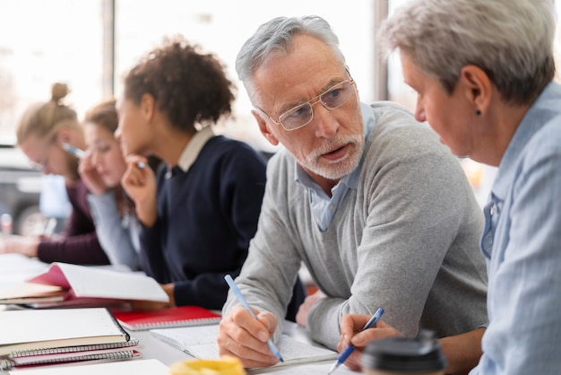 Kostenloses Foto nahaufnahme von menschen, die zusammen studieren