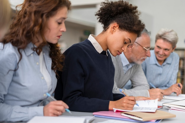 Nahaufnahme von Menschen, die zusammen studieren