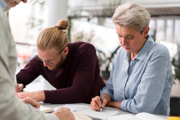 Nahaufnahme von Menschen, die zusammen studieren